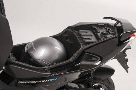 peugeot-scooters-a-motor-bike-expo-2015-56-speedfight-4-bleu-535x357