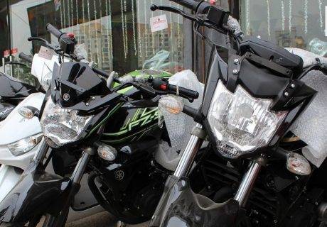 yamaha-fzs-facelift-showroom