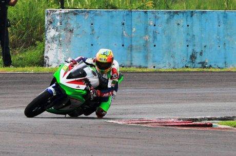 Pemenang seri 1 Kejurnas Kelas 250 cc Hendriansyah (Yamaha Nissin BRT HRP) memacu YZF-R25 di Sentul International Circuit