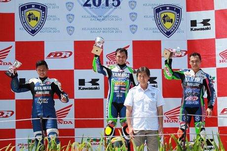 Yamaha YZF-R25 sapu bersih podium Seri 1 Kejurnas Kelas 250 cc - kiri ke kanan Wilman Hammar - Hendriansyah - Irwan Ardiyansyah