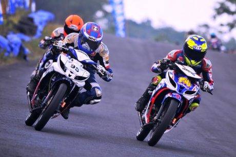 Anggi Permana (158) dan Sulung Giwa (94) memacu Jupiter Z1 di kelas Exhibition Z1 Yamaha Cup Race Seri 4 di sirkuit Gunung Peusar Tasikmalaya