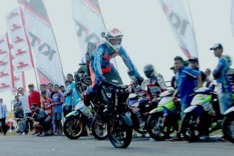 Atraksi Freestyler Wawan Tembong di sesi entertainment Yamaha Cup Race seri ke 4 di sirkuit Gunung Peusar Tasikmalaya