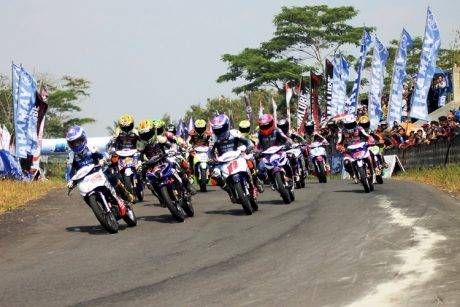 Para pebalap di race kelas YCR 3 seri 4 Yamaha Cup Race di Gunung Peusar Tasikmalaya
