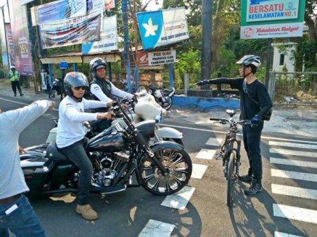 657xauto-pesepeda-ini-cegat-konvoi-moge-ingatkan-agar-tak-terobos-lampu-merah-150815d