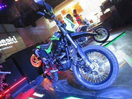 kawasaki D-Tracker 150 pelk 17 inch (27)