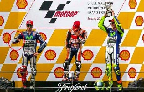 lorenzo thumb down to rossi