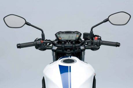 2016-Suzuki-SV650-A-details-02