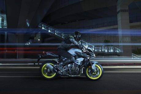 2016-Yamaha-MT-10-action-07