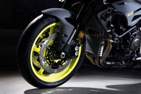 2016-Yamaha-MT-10-details-07