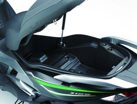 eicma-2015-kawasaki-j125-maxi-scooter-offers-more-flexibility-photo-gallery_8