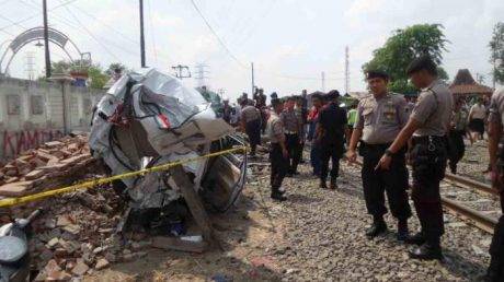 kecelakaan-kereta-vs-ertiga-di-kaligawe-semarang_20151105_100859