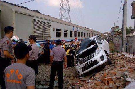 mobil-dan-motor-dihantam-ka-kalijaga-satu-tewas-IX8