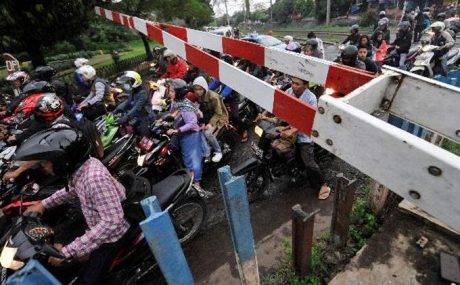 palang-kereta-api-diterobos