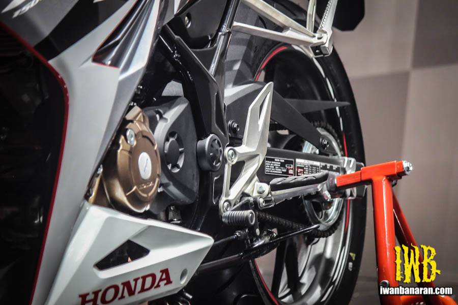 Mega gallery all new Honda CBR150R…….garis desain mirip R-15 ??….