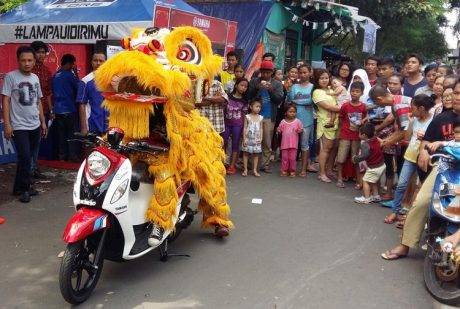 Atraksi Barongsai dengan Yamaha Fino Blue Core di Hari Raya Imlek 2016