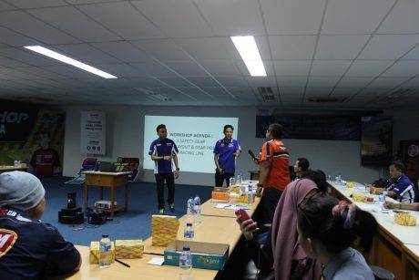 Rider Rey Ratukore memberikan edukasi dalam workshop teori dan praktek untuk komunitas R Series persiapan Yamaha Sunday Race