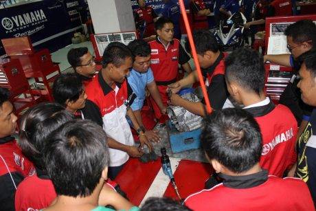 Workshop teori dan praktek untuk komunitas R Series persiapan Yamaha Sunday Race (3)