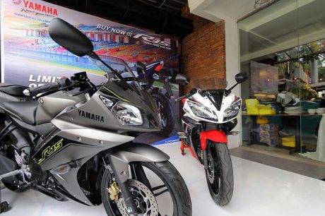 YZF-R15 Speed Grey & YZF-R15 Supernova White