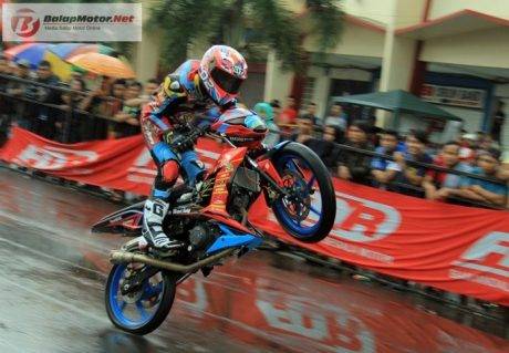 Boy-Arbi-Febri-Juara-MP1-bebek-150-cc-Motoprix-Malang-Honda-sonic-150R-wheelie