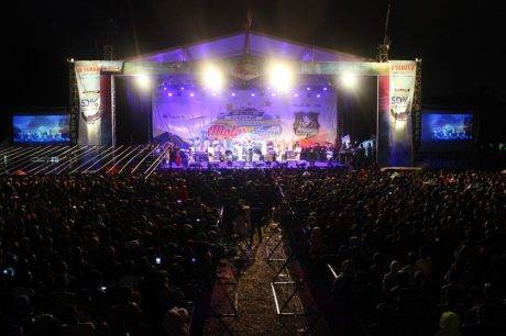 Keramaian penonton menyaksikan Rhoma Irama dan band Soneta tampil dalam event Blue Core Yamaha Motor Show dan soft launching Mio Z