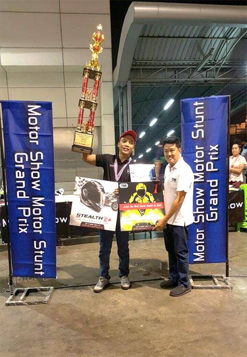 Wawan Tembong dengan Yamaha YZF-R3 menjuarai Motor Show Motor Stunt Grand Prix 2016