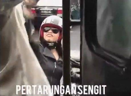 lady biker vs kenek metromini