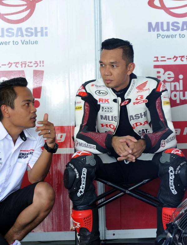 2015-FIM-Asia-Road-Racing-Championship-Round-2-Mohamad-Zamri-Baba