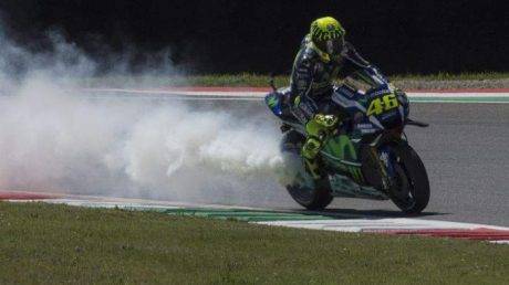 valentino-rossi-berasap_20160523_203246