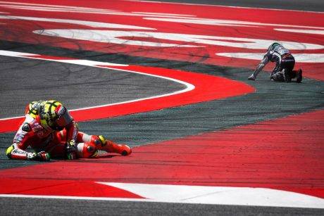 iannone hit lorenzo (4)