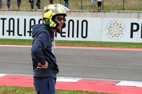 wsbk-misano-2016-valentino-rossi-wearing-an-arai-helmet-camouflaged-as-an-agv