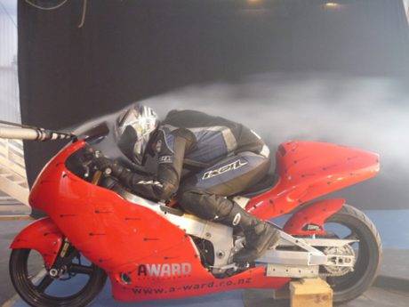 "Richard Assen ngetes aerodinamika Hayabusa modifikasi..."