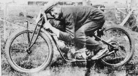 "Burt Munro dengan motor Indian...."