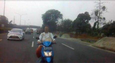 emak-emak nunggang motor masuk tol