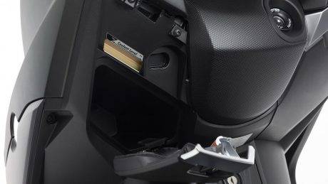 2016-yamaha-x-max-250-abs-eu-stonehenge-grey-detail-009