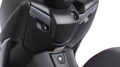 2016-yamaha-x-max-250-abs-eu-stonehenge-grey-detail-010