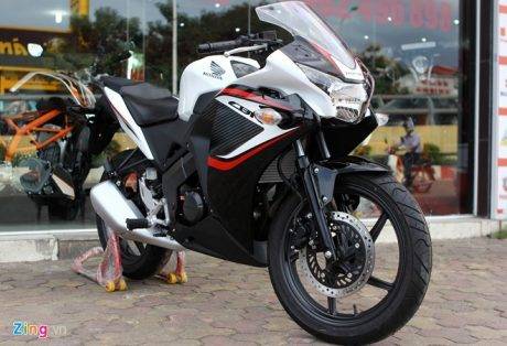 "Honda CBR150R Thailand....tanpa plat nomer depan"