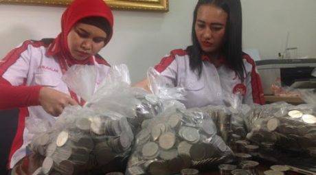 "Karyawan dealer dikerahkan untuk menghitung koin Setiadi...."
