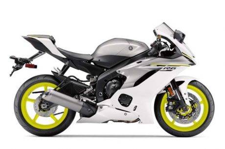 2017-yamaha-yzf-r6-low-res-04