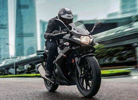 111816-2018-suzuki-gsx250ral8_action_1-633x458