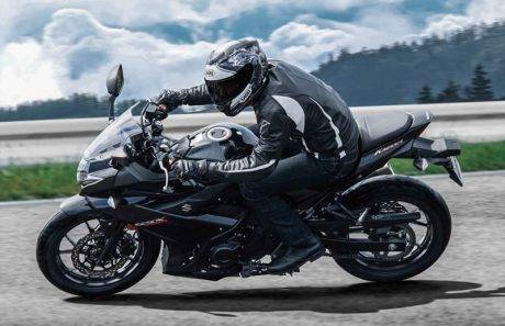 111816-2018-suzuki-gsx250ral8_action_5