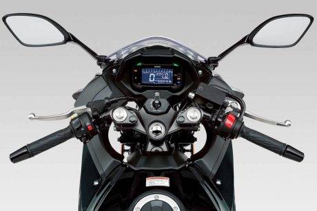 111816-2018-suzuki-gsx250ral8_cockpit