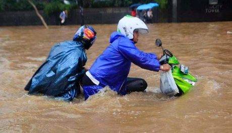 mengatasi-motor-yang-mogok-karena-banjir