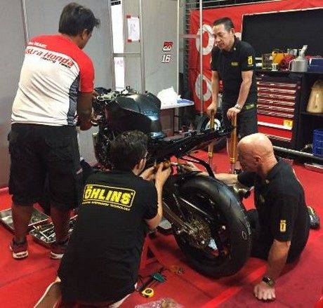 ohlins_03_pasang_sokbreker_b