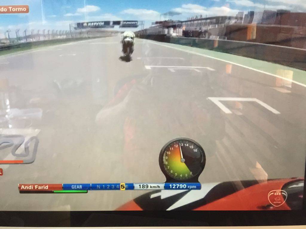 Andi Gilang diatas Honda NSF250 gear 5 RPM 12,790 tembus 189 km/jam. kenthirrrr kenceng puolll !!!….