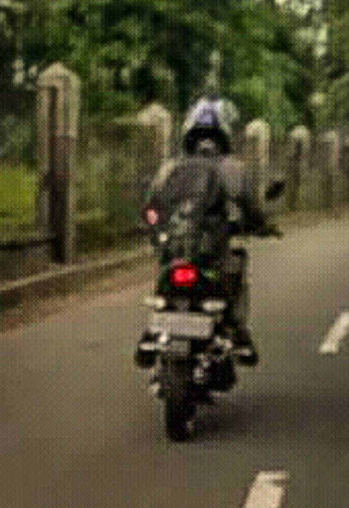 Spyshot…..sosok bebek misterius mirip Yamaha MX King terjepret dijalanan. Buntut berbeda cakk !!!…
