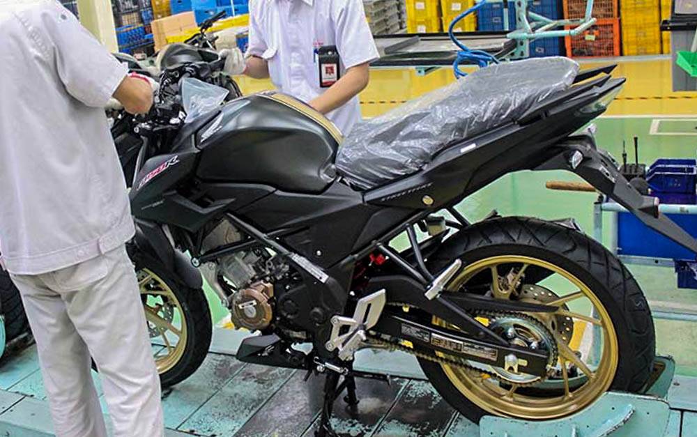 Stop press : Honda resmi rilis new CB150R special edition….pelk dilabur warna emas !!!!
