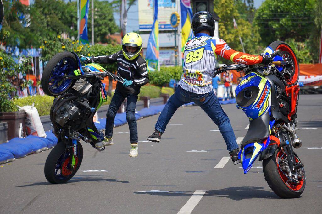 Nunggang Yamaha R6 & MT25, FreeStyler Wawan Tembong dan adiknya panaskan Yamaha Cup Race Kebumen…….!
