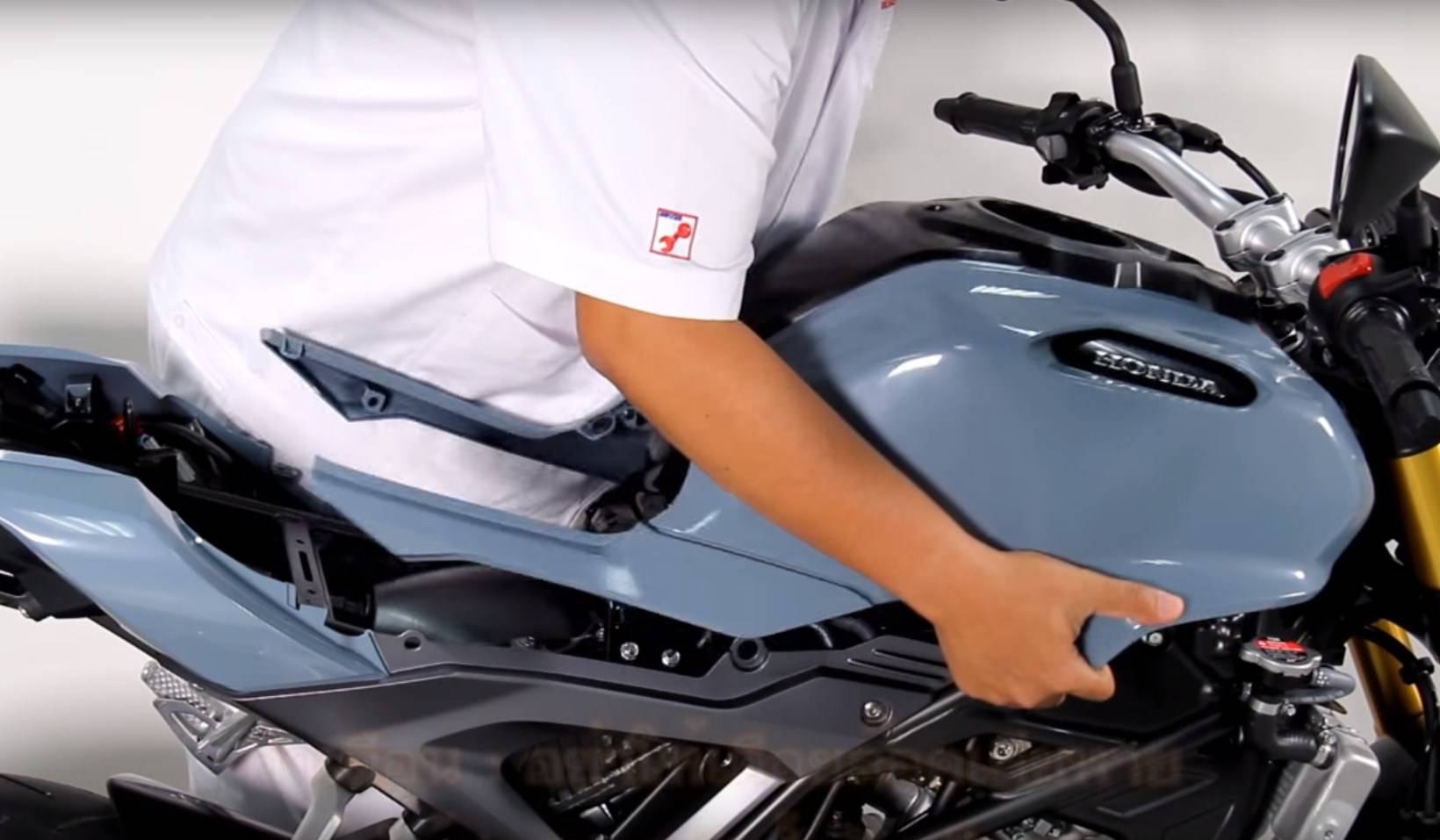 Membongkar Body Honda CB150R Thailand, Aki jebule dibawah tanki !