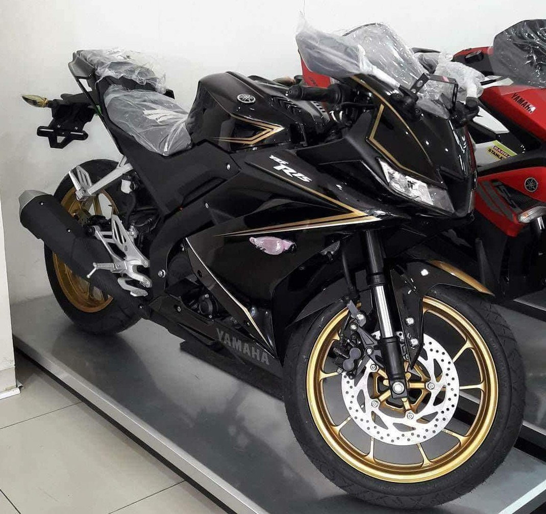 Yamaha new R15 VVA warna baru termonitor di sebuah dealer. Lho…koq ?