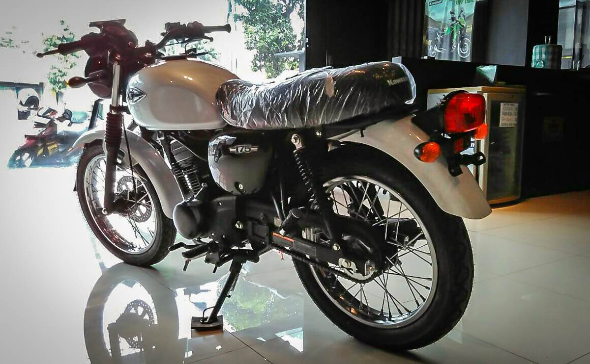 Kawasaki W175 sudah tebar pesona di Kudus, helm bawaannya retro tenan !